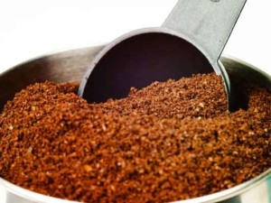 preparation-aerolatte-coffee-scoop-in-coffee-grinds