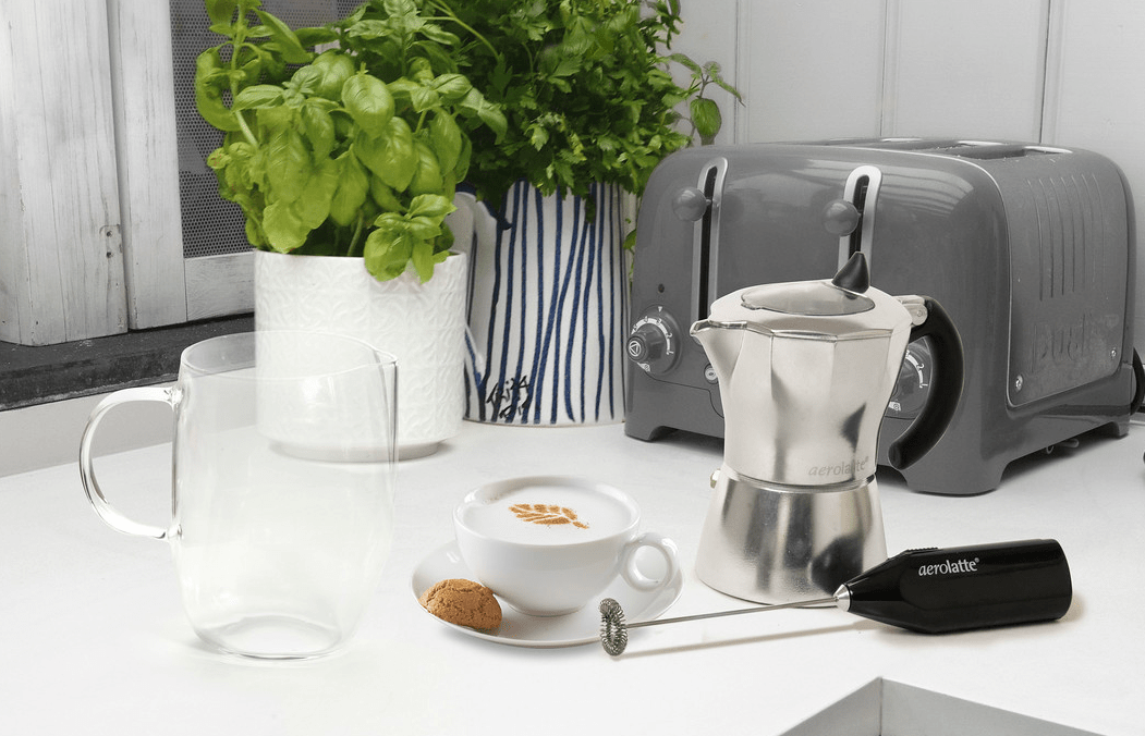 https://www.aerolatte.com/wp-content/uploads/2023/04/Screenshot-2023-04-03-at-10-28-10-aerolatte-Glass-Jug-in-kitchen-lifestyle.png